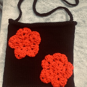 Táska. Fekete kötött táska  piros virágokkal díszítve  eladó, Táska & Tok, Kézitáska & válltáska, Belső rendező, Horgolás, Kötés, MESKA