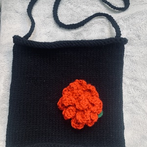 Táska. Fekete kötött táska  piros virágokkal díszítve  eladó, Táska & Tok, Kézitáska & válltáska, Belső rendező, Horgolás, Kötés, MESKA