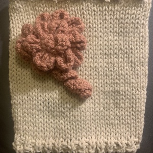 Táska. Beige kötött táska  púder színű virágokkal díszítve  eladó - Meska.hu