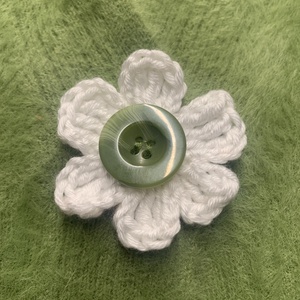 Gombdísz fehér  virág alakú horgolt gomb dísz  3 db /csomag  - kellékek & szerszámok - rövidáru - gomb - textil gomb - Meska.hu