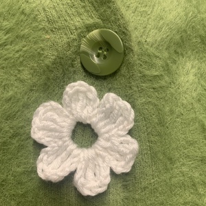Gombdísz fehér  virág alakú horgolt gomb dísz  3 db /csomag  - kellékek & szerszámok - rövidáru - gomb - textil gomb - Meska.hu
