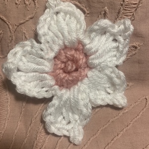 Gombdisz fehér  virág  alakú domb dísz  2 db /csomag , Kellékek & szerszámok, Rövidáru, Gomb, Textil gomb, , MESKA