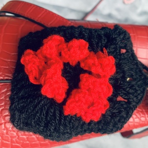Fekete  kötött táska dísz  piros színű virággal díszítve  eladó - táska & tok - kézitáska & válltáska - belső rendező - Meska.hu