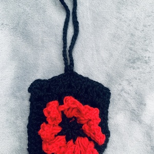 Fekete  kötött táska dísz  piros színű virággal díszítve  eladó - táska & tok - kézitáska & válltáska - belső rendező - Meska.hu