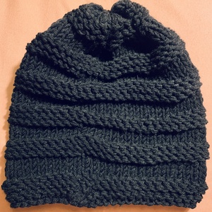 Sapka. Kézi kötésű fekete színűs slouchy fazonú női sapka eladó - ruha & divat - sál, sapka, kendő - sapka - Meska.hu