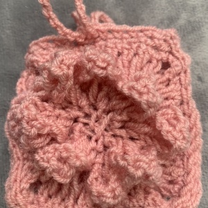 Fekete  kötött táska dísz  rózsaszín virággal díszítve  eladó, Táska & Tok, Kézitáska & válltáska, Belső rendező, Horgolás, Kötés, MESKA