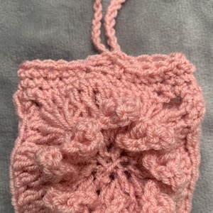 Fekete  kötött táska dísz  rózsaszín virággal díszítve  eladó - táska & tok - kézitáska & válltáska - belső rendező - Meska.hu