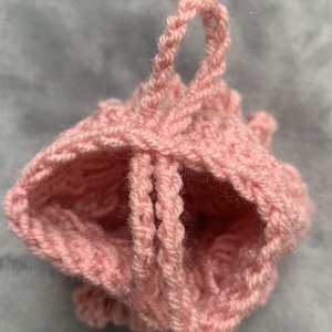 Fekete  kötött táska dísz  rózsaszín virággal díszítve  eladó - táska & tok - kézitáska & válltáska - belső rendező - Meska.hu