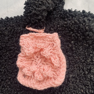 Fekete  kötött táska dísz  rózsaszín virággal díszítve  eladó - táska & tok - kézitáska & válltáska - belső rendező - Meska.hu