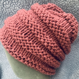 Sapka. Kézi kötésű padlizsán színűs slouchy fazonú női sapka eladó, Ruha & Divat, Sál, Sapka, Kendő, Sapka, Kötés, MESKA