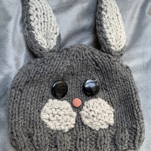 Sapka. Kézi kötésű,  sötét szürke   női sapka virágokkal hímezve  eladó Anyaga gyapjús kevert fonal.  - ruha & divat - sál, sapka, kendő - sapka & sál szett - Meska.hu