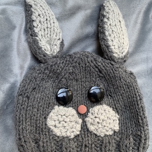 Sapka. Kézi kötésű,  sötét szürke   női sapka virágokkal hímezve  eladó Anyaga gyapjús kevert fonal. , Ruha & Divat, Sál, Sapka, Kendő, Sapka & Sál szett, , MESKA