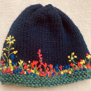 Sapka. Kézi kötésű,  sötét  kék   női sapka virágokkal hímezve  eladó Anyaga gyapjús kevert fonal.  - Meska.hu