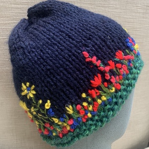 Sapka. Kézi kötésű,  sötét  kék   női sapka virágokkal hímezve  eladó Anyaga gyapjús kevert fonal.  - ruha & divat - sál, sapka, kendő - sapka & sál szett - Meska.hu