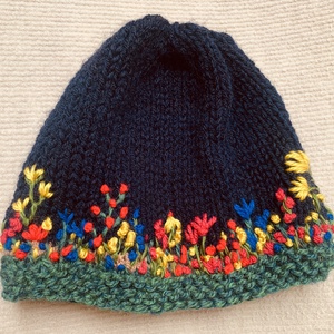 Sapka. Kézi kötésű,  sötét  kék   női sapka virágokkal hímezve  eladó Anyaga gyapjús kevert fonal.  - ruha & divat - sál, sapka, kendő - sapka & sál szett - Meska.hu