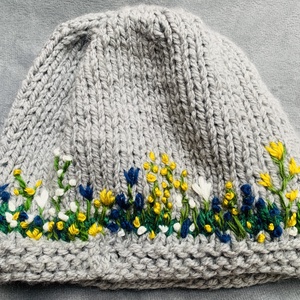 Sapka. Kézi kötésű,  világos szürke   női sapka virágokkal hímezve  eladó Anyaga gyapjús kevert fonal.  - Meska.hu