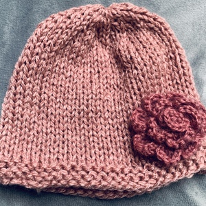 Gyerek sapka . Kézi kötésű  púder színű sapka  horgolt hímzett piros virágokkal díszítve eladó. - Meska.hu