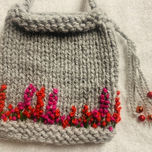 Táska.  Világos Szürke kötött kis táska piros virágokkal Díszítve eladó, Táska & Tok, Kézitáska & válltáska, Alkalmi táska, Kötés, Hímzés, MESKA