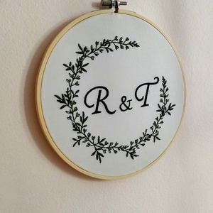 Egyedi hímzett monogram fali dísz, esküvői ajándék  - esküvő - emlék & ajándék - Meska.hu