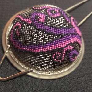 Lila csápok - Hímzett teaszűrő - otthon & életmód - dekoráció - fali és függő dekoráció - falra akasztható dekor - Meska.hu