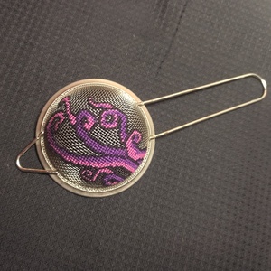 Lila csápok - Hímzett teaszűrő - otthon & életmód - dekoráció - fali és függő dekoráció - falra akasztható dekor - Meska.hu