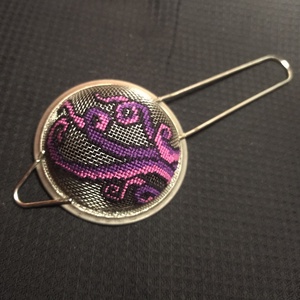 Lila csápok - Hímzett teaszűrő - otthon & életmód - dekoráció - fali és függő dekoráció - falra akasztható dekor - Meska.hu