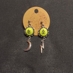 Zöld virág - hímzett fülbevaló - ékszer - fülbevaló - lógós kerek fülbevaló - Meska.hu