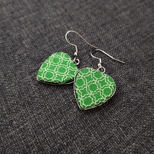 Zöld szív - hímzett fülbevaló, Ékszer, Fülbevaló, Lógó fülbevaló, Hímzés, Ékszerkészítés, MESKA
