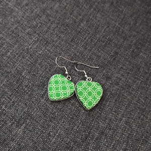 Zöld szív - hímzett fülbevaló - ékszer - fülbevaló - lógó fülbevaló - Meska.hu