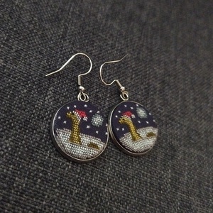 Nessi - Hímzett fülbevaló, Ékszer, Fülbevaló, Lógós kerek fülbevaló, Hímzés, Ékszerkészítés, MESKA