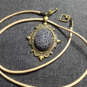 Geometrikus - hímzett medál - ékszer - nyaklánc - medál - Meska.hu