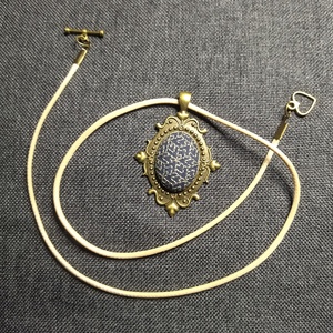 Geometrikus - hímzett medál - ékszer - nyaklánc - medál - Meska.hu