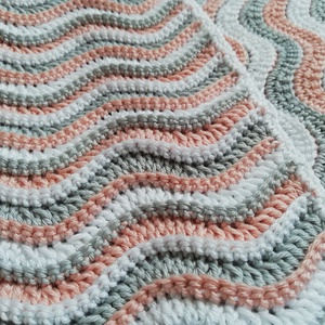 Hullámos horgolt babatakaró, alvós nyuszival - játék & sport - babalátogató ajándékcsomag - Meska.hu