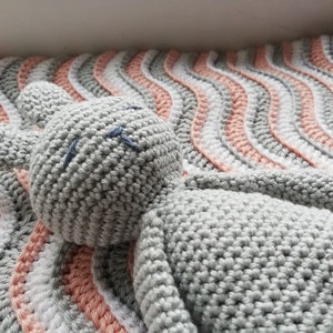 Hullámos horgolt babatakaró, alvós nyuszival - játék & sport - babalátogató ajándékcsomag - Meska.hu