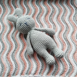 Hullámos horgolt babatakaró, alvós nyuszival, Játék & Sport, Babalátogató ajándékcsomag, Horgolás, MESKA