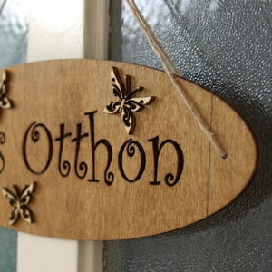 'Édes Otthon' feliratú tábla ajtódísz dekoráció lepkékkel - otthon & életmód - dekoráció - ajtó- és ablak dekoráció - ajtódísz & kopogtató - Meska.hu