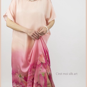 SELYEM ALKALMI RUHA KÉZZEL FESTETT PÚDER RÓZSASZÍN LÓTUSZOKKAL - ruha & divat - női ruha - alkalmi ruha & estélyi ruha - Meska.hu