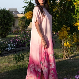 SELYEM ALKALMI RUHA KÉZZEL FESTETT PÚDER RÓZSASZÍN LÓTUSZOKKAL - ruha & divat - női ruha - alkalmi ruha & estélyi ruha - Meska.hu