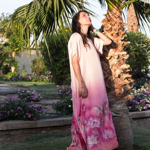 SELYEM ALKALMI RUHA KÉZZEL FESTETT PÚDER RÓZSASZÍN LÓTUSZOKKAL - ruha & divat - női ruha - alkalmi ruha & estélyi ruha - Meska.hu