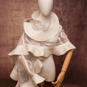 Fehér selyemre muszlinra nemezelt gyapjú stóla esküvőre , alkalomra - ruha & divat - sál, sapka, kendő - sál - Meska.hu