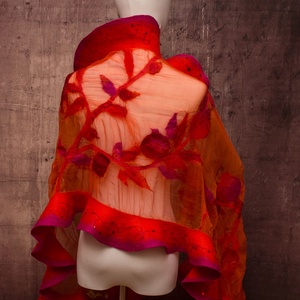 Piros  selyemre muszlinra nemezelt gyapjú stóla gránátalmás mintával ,különleges  alkalomra - ruha & divat - sál, sapka, kendő - sál - Meska.hu