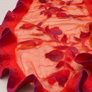 Piros  selyemre muszlinra nemezelt gyapjú stóla gránátalmás mintával ,különleges  alkalomra - ruha & divat - sál, sapka, kendő - sál - Meska.hu