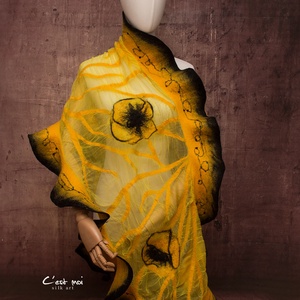 Sárga pipacsos  selyemre muszlinra nemezelt gyapjú stóla ,különleges  alkalomra - ruha & divat - sál, sapka, kendő - sál - Meska.hu