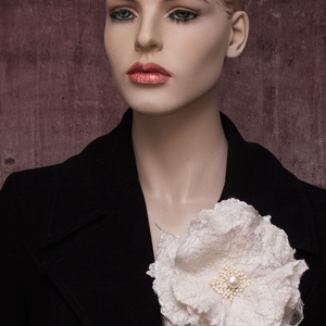 Virág selyemre nemezelt  gyapjú virág kitűző, bross - ékszer - kitűző és bross - Meska.hu