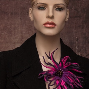 Virág selyemre nemezelt  gyapjú virág kitűző, bross - ékszer - kitűző és bross - Meska.hu