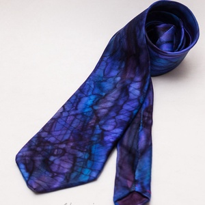 Kék kézzel festett selyem nyakkendő  - Meska.hu