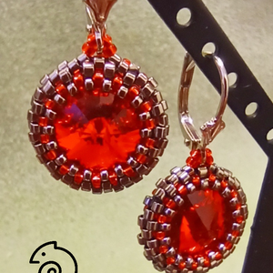 Red and Steel Eyes French earrings  piros-acél Swarovski kristályos, gyöngyfűzött fülbevaló - ékszer - fülbevaló - lógós kerek fülbevaló - Meska.hu