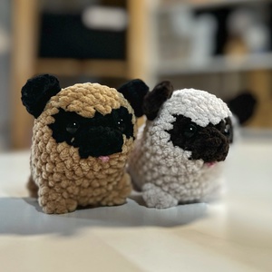 Mopsz kutyus. Bézs, barna es fekete mopszik.  - játék & sport - plüssállat & játékfigura - kutya - Meska.hu
