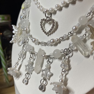 Fehér pillangós nyaklánc - ékszer - nyaklánc - gyöngyös nyaklánc - Meska.hu