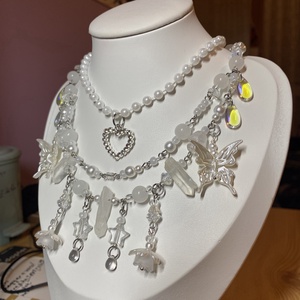 Fehér pillangós nyaklánc - ékszer - nyaklánc - gyöngyös nyaklánc - Meska.hu